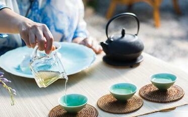 茶香四溢后，吃药的最佳时机揭秘