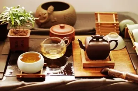 茶馆好友相聚，茶水滋养身心